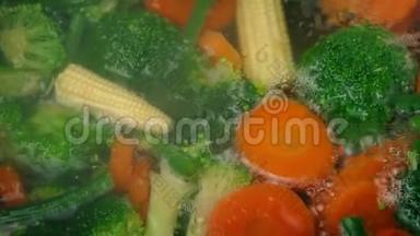 混合蔬菜在沸水中烹饪